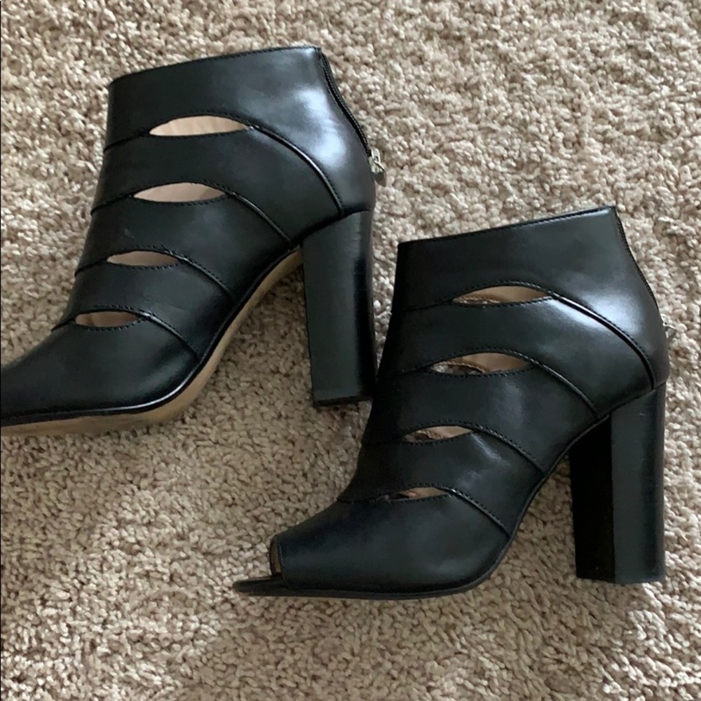 Adrienne Vittadini 7 black bootie
